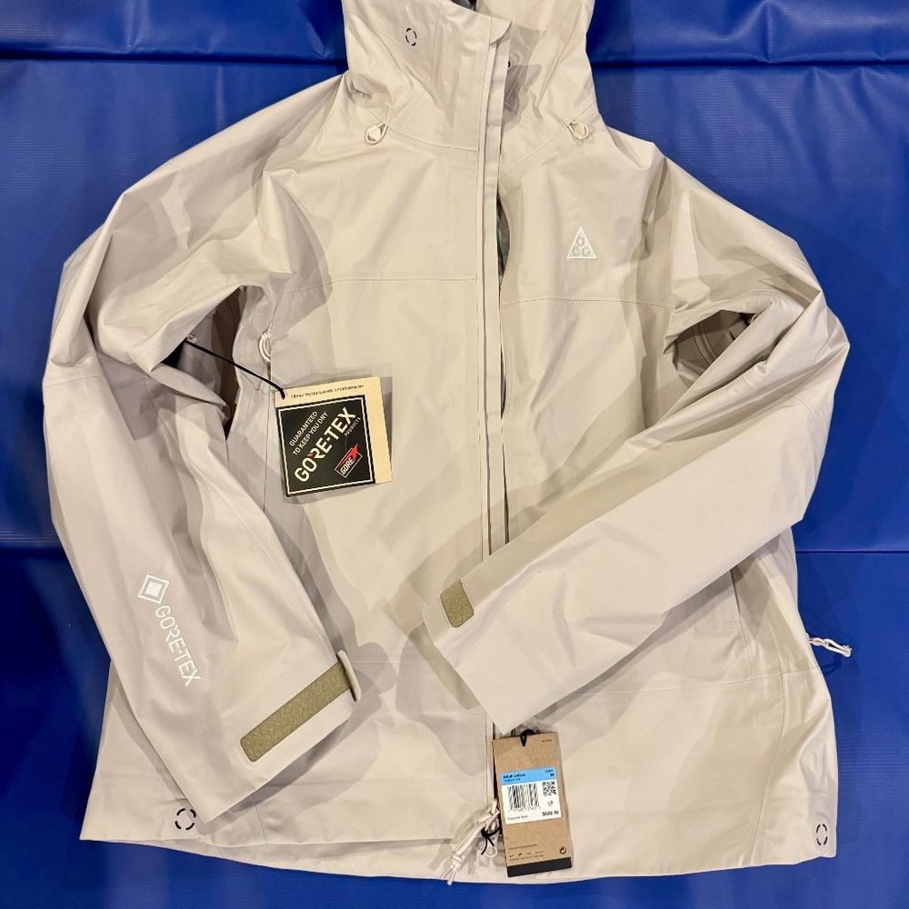Nike ACG Misery Ridge Gore-Tex Jacket, Men Medium (NEW WITH TAGS)